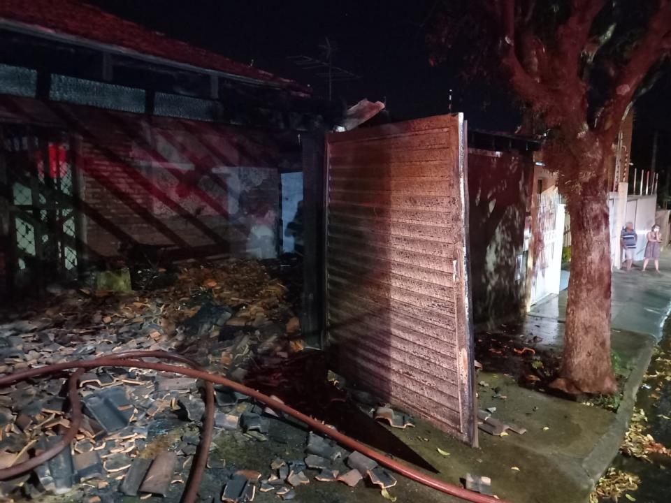 Foto 2 de 4 — Causa de incêndio em residência na Vila Xavier será investigada; veja as fotos